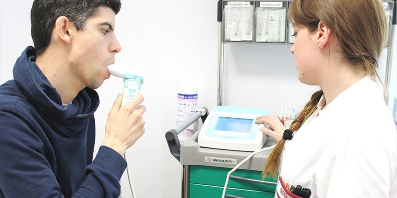 Más de 500 personas al año buscan ayuda en el depar-tamento de salud del Vinalopó para dejar de fumar