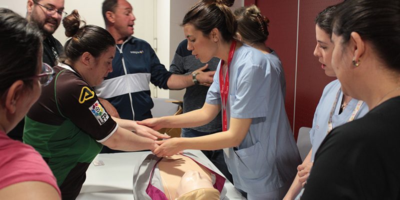 El Hospital Universitario del Vinalopó forma a personas con diversidad funcional en primeros auxilios, higiene de manos y alimentación