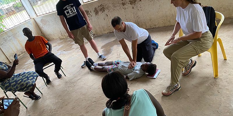 El Hospital Universitario del Vinalopó colabora con el CEU en una misión educativa y sanitaria en Senegal