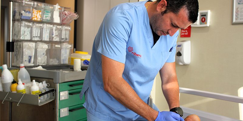 Un proyecto de 2 enfermeros creado en el Hospital del Vinalopó permite que 100.000 sanitarios aprendan en Instagram cómo curar heridas complejas