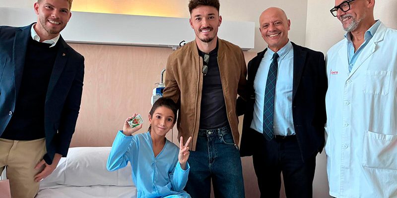 El Hospital Universitario del Vinalopó recibe la visita del Elche CF, que lleva ilusión y regalos a los niños ingresados