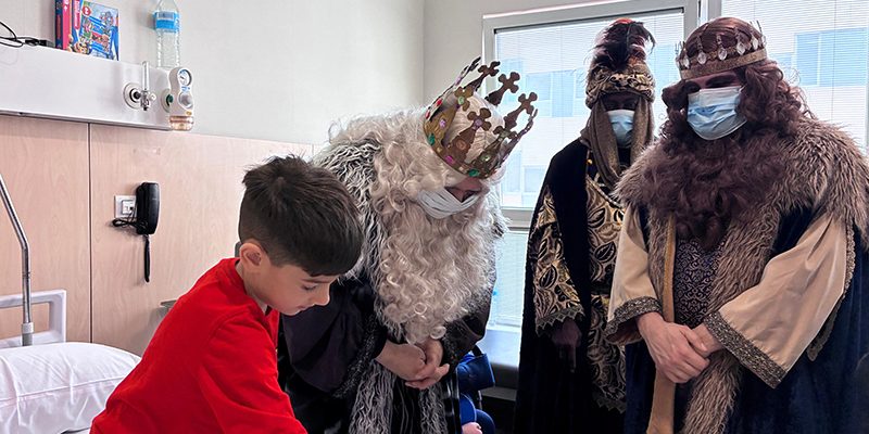 Los Reyes Magos de Oriente visitan a los pacientes del Hospital Universitario del Vinalopó