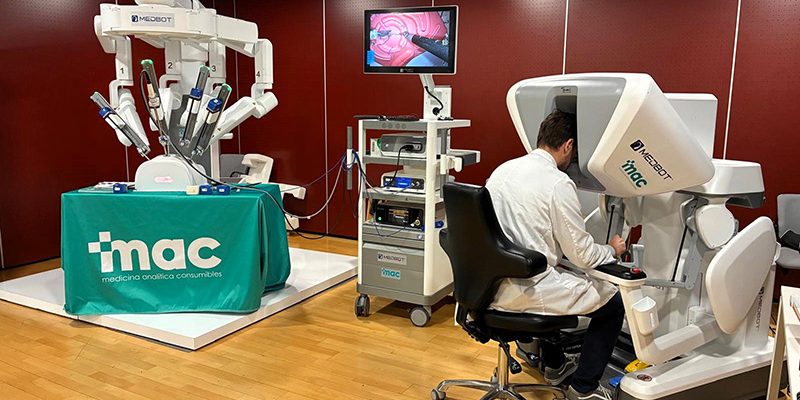 Cirujanos del Hospital Universitario del Vinalopó testean un robot quirúrgico endoscópico líder en telecirugía