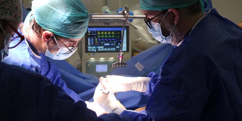 Cirujanos torácicos del Hospital Universitario del Vinalopó extraen una costilla con una sola incisión gracias a una nueva técnica guiada por video 