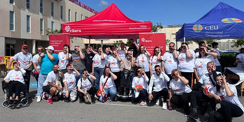 La I Caminata por la Salud, organizada por la Asociación Objetivo Diagnóstico y el Hospital Universitario del Vinalopó reúne a más de 450 personas